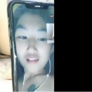 火爆视频：小伙双端双线给作，C姐姐自拍22分，用嘴给小姐姐，下载观看