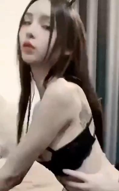 Newty：甜美时尚女孩，社交媒体新星，粉丝狂热追捧，自拍视频分享