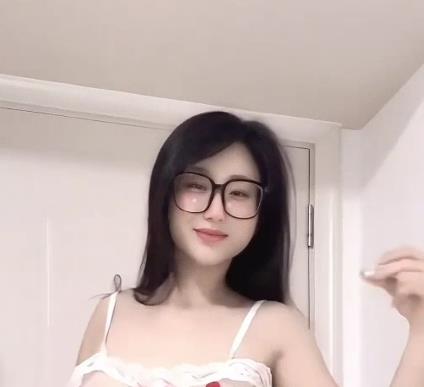 白咩咩:粉主播歌舞定制作品,车灯闪耀舞姿,小伙伴们快来下载观看吧!