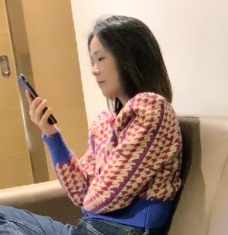 《少妇沙发上骑脸吸吮按住双腿玩弄》