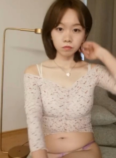 小九：大罩杯新人沉沦，高颜值妹颜值全方位展示，2.61GB抠动放飞自我视频，失效可补发