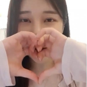 描述这位主播的魅力：“她的美貌如画，魅力无限，让人心动不已。”取韩国高颜值主播kbjpupu28/yy282/hee941027视频102V14G百度云下载，解