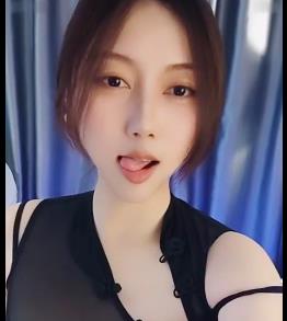 在这个虚拟世界中,有一位备受瞩目的主角,她就是兽兽,被称为“百变女王姬”的福利姬。5V5.9G的视频中,兽兽展现了高人气和超长作品时长,让人眼前一亮。她不仅上镜效果出色,而且道具加倍,车灯大,带来强烈的视觉冲击。