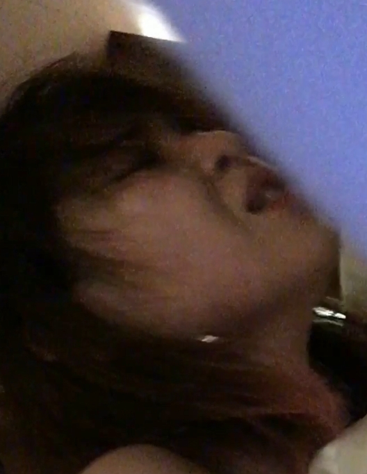 乖乖女私密视频曝光,1V1.3GB,表情惊艳,电话面试中