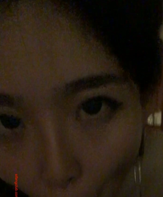 乖乖女私密视频曝光,1V1.3GB,表情惊艳,电话面试中