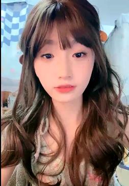 推特呜崽酱女神颜值巅峰合集4V2.2G,自娱自乐调皮性格