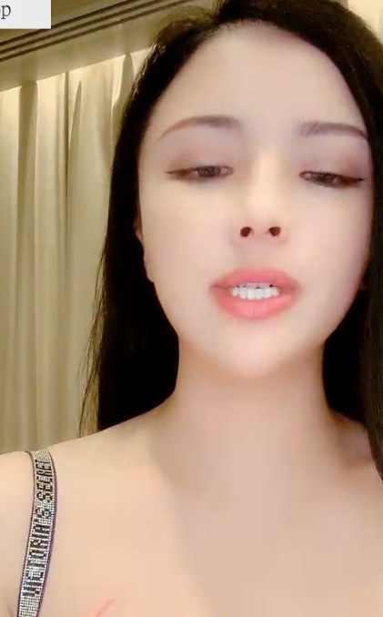 直播互动撩骚精油表演最新合集1V2G,跟宅男互动放飞自我