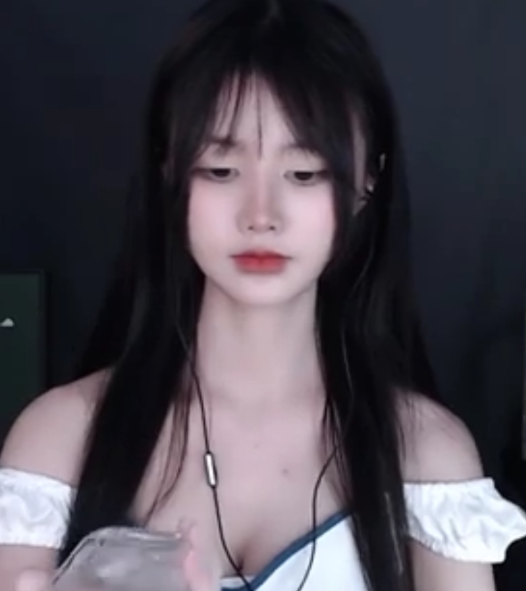 虎牙萌夏茉福利合集13V1.2G，专业Coser姐姐好凶！