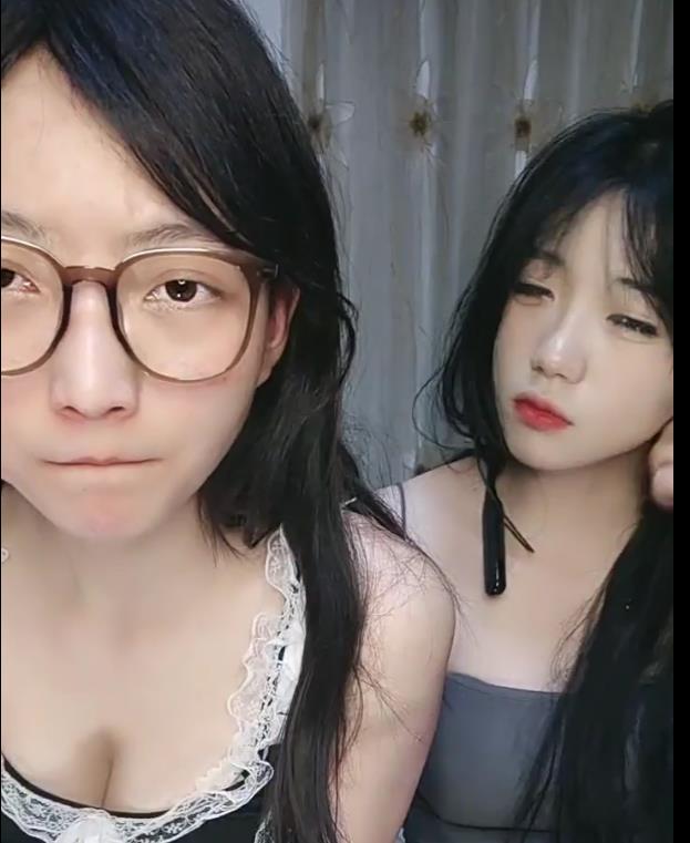 仙女快手甜美合集06年落泪道具秀4V4.4G，身材优质，戴眼镜潜力股