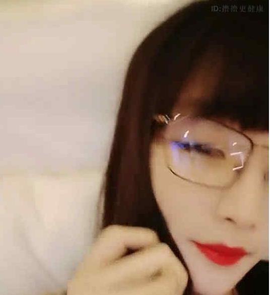 微博眼镜妹高情绪合集48部17G骚气十足