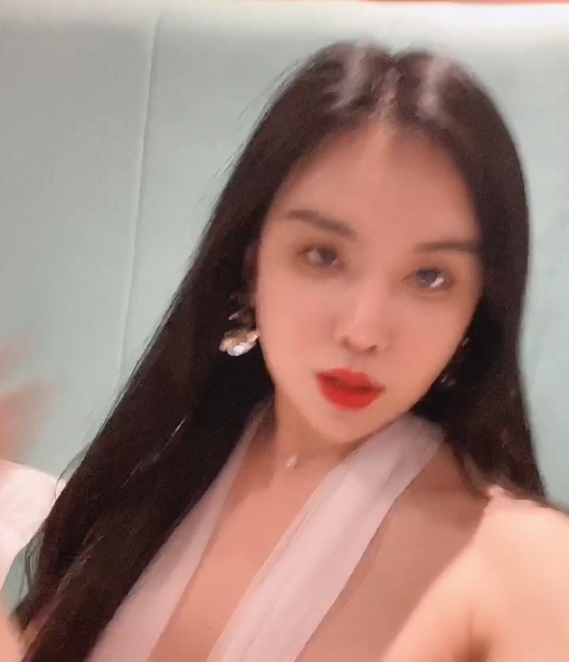 潘霜霜露脸私拍合集3.6G推特八部优质