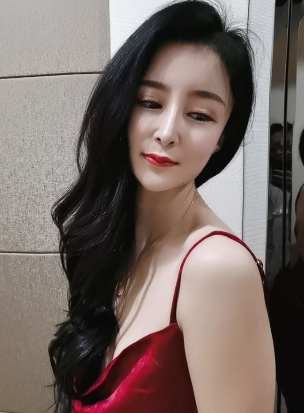 私人收藏蔓CC私拍影片1部1.86G,身材丰满曲线若隐若现