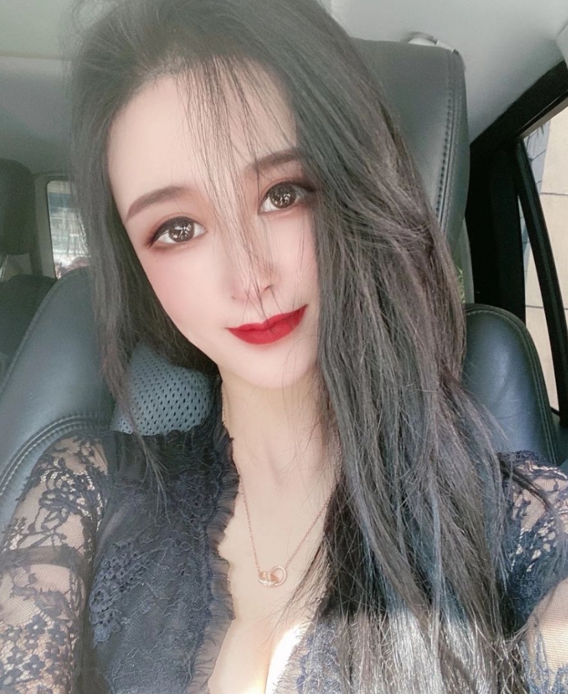 私人收藏蔓CC私拍影片1部1.86G,身材丰满曲线若隐若现